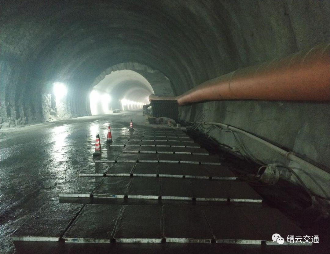 深坑隧道出口排水沟盖板预制